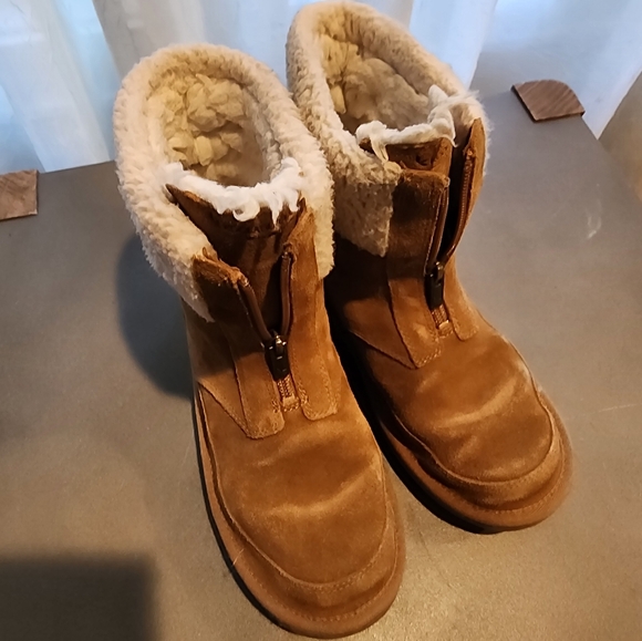 Koolaburra by UGG Kids - Lotta Short Boot - Picture 3 of 10